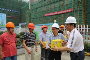 市總工會(huì)黨組副書(shū)記王則康為金田家園一線(xiàn)民工送清涼